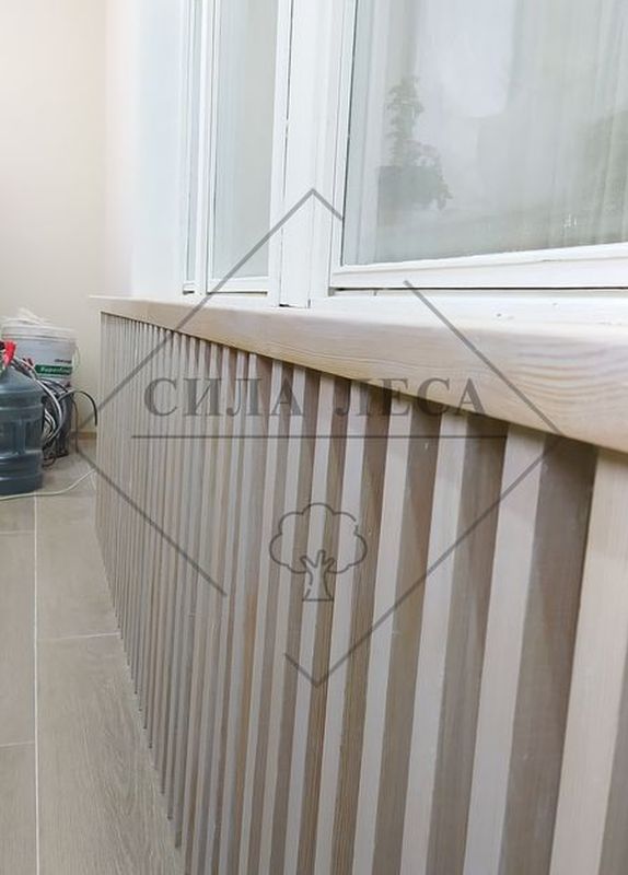 Подоконники из массива лиственницы на балконе